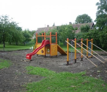  Stavba dětského hřiště 2010